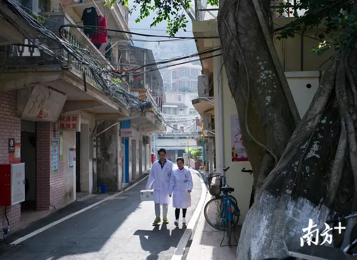 海岛医生的日常：电瓶车巡岛，台风夜守门，乘快艇救人