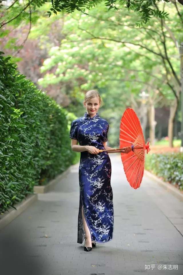当俄罗斯美女穿上中国旗袍 知乎