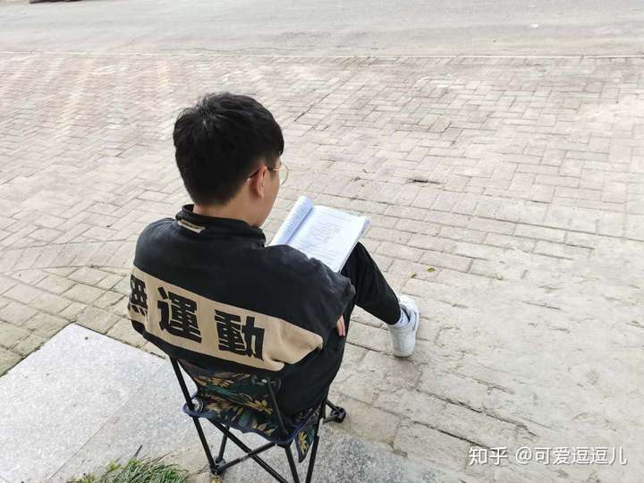 拍背影让学生记住他们青春学习的时光
