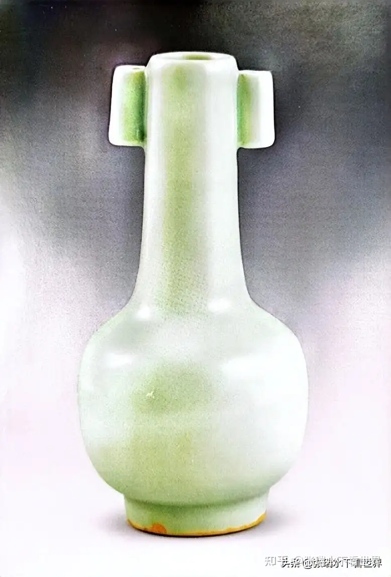 古松淳志』青磁陽刻麺取瓶