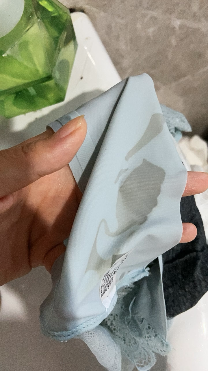 新买的内裤 洗的时候发现每条内裤上都有类似于大姨妈的残留物,找客服