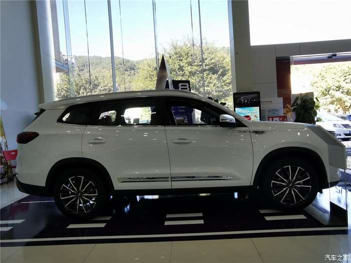 我的进店欣赏珍珠白的瑞虎8plus看起来也能硬朗大气