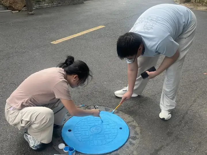 【活力校园】井盖焕彩 点亮校园 | 我校富阳校区开展彩绘活动(图2)