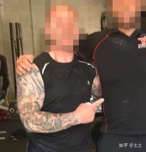 23岁女孩全身覆盖90 纹身 灵感竟来源于自己的花臂老爹 知乎