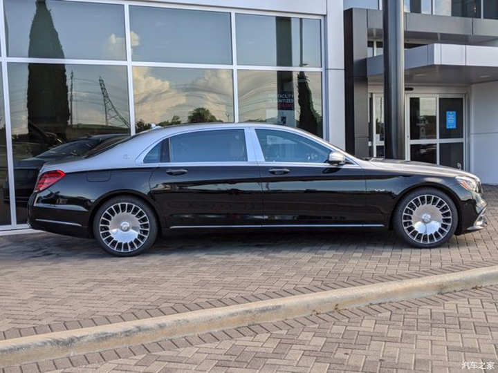 奔驰迈巴赫s级双色车身真好看成功人士的座驾