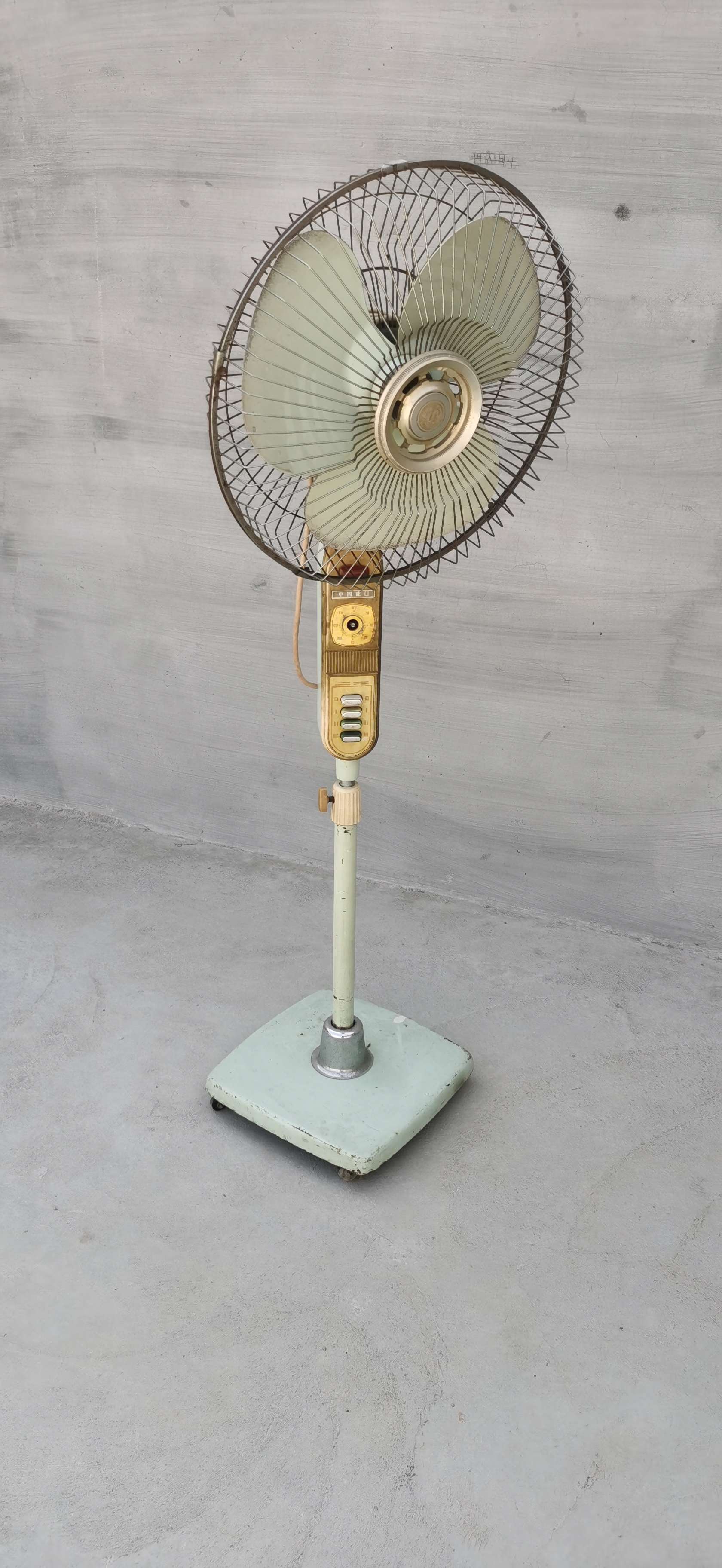 一家之猪 的想法: 小时候,爷爷买了金龙风扇,太重了,搬不