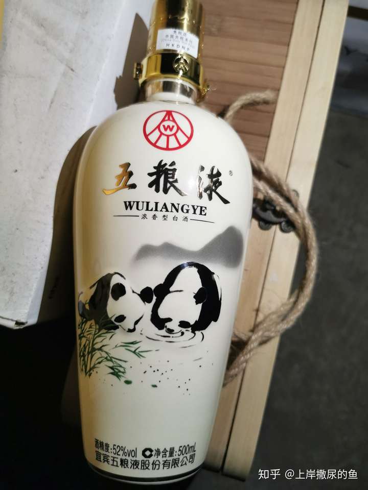 五粮液熊猫酒瓶图片