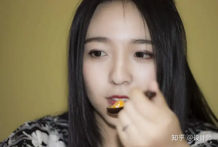 女生通用的8个拍照姿势，教你摆拍出最美的pose - 墨华网 (图13)