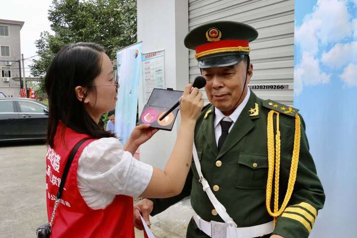 再次穿军装拍照退役老兵感慨万千