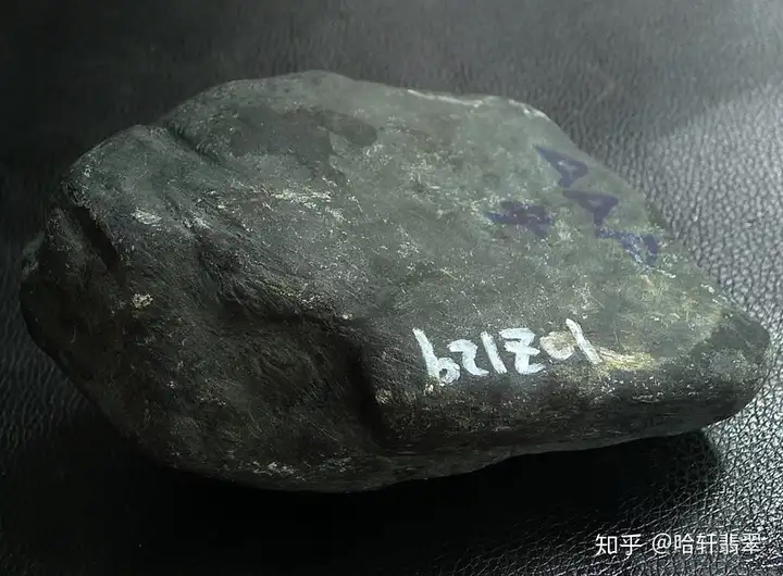 新手跑市场时你应该知道的对翡翠原石进行判断的点！