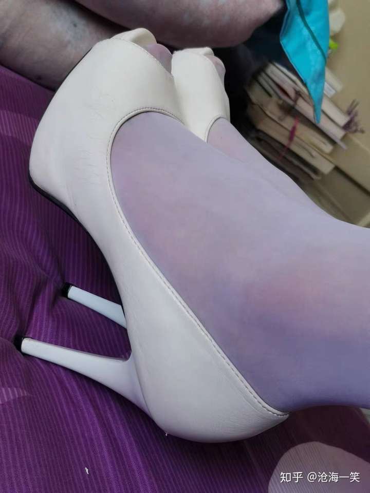 穿丝袜穿高跟鞋高跟鞋掉跟怎么办