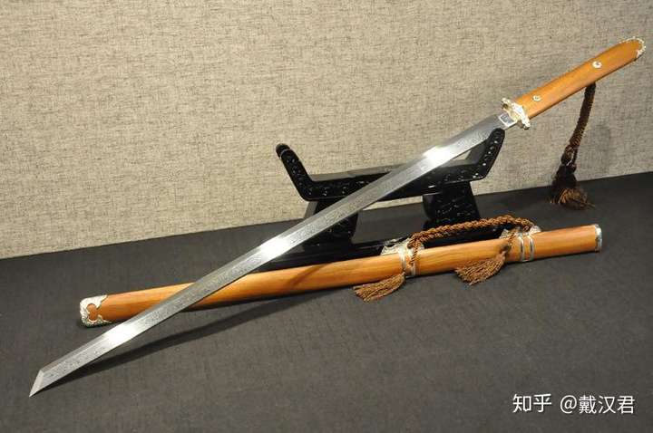 直刀与弯刀在物理用途上有多大差异