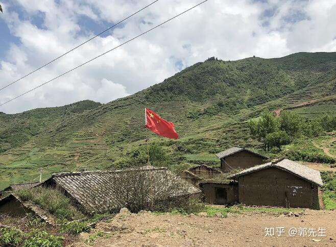 城里的孩子去贫困偏远山区体验生活锻炼吃苦体验感受