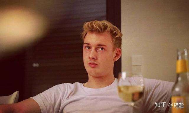 布兰特的长相应该属于纯种日耳曼人,金发碧眼,高眉翘鼻.