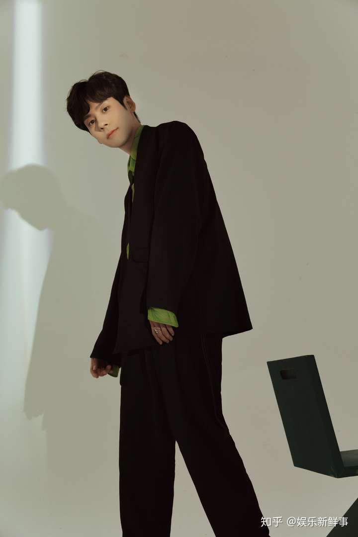 魏哲鸣日系写真曝光清冷时尚彰显独特气质