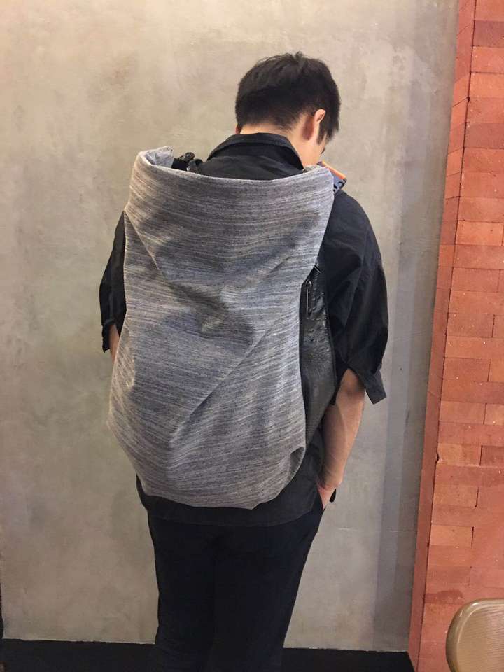 能不能推荐几种适合男生背的双肩包,1000左右,要爷们一点的,拒绝英伦