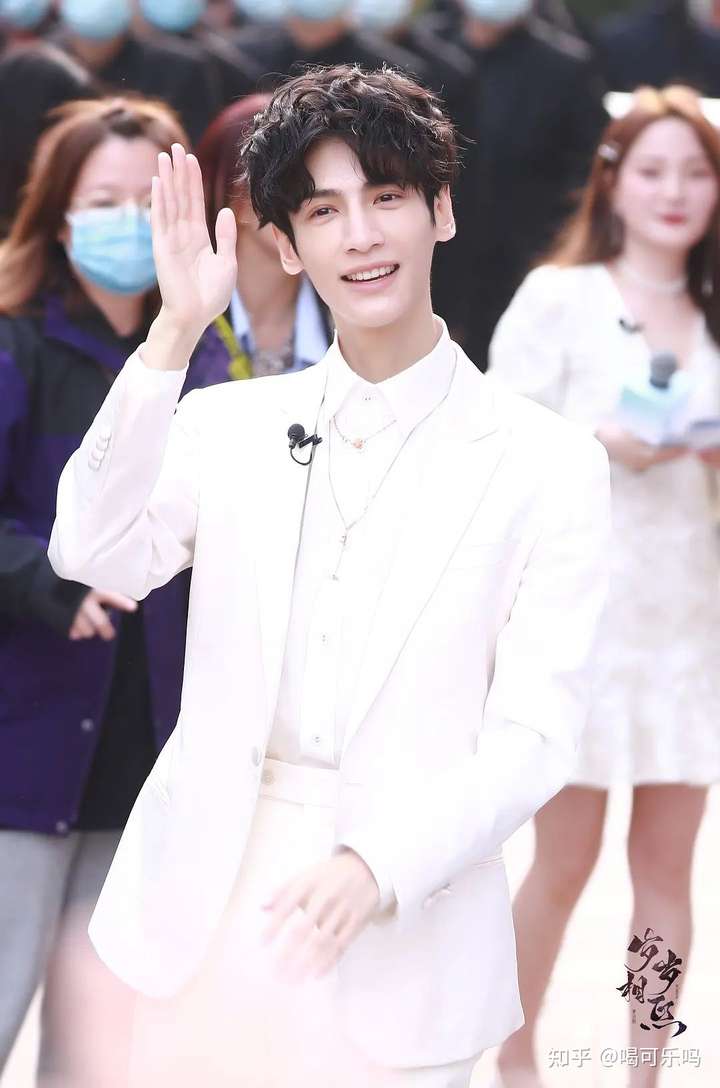 有哪些虎牙帅哥推荐?(中外都可)?