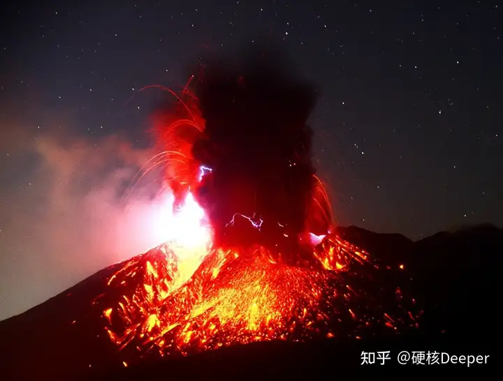 日本樱岛火山再次喷出1400米蘑菇云，频繁射出岩浆已与陆地相连！