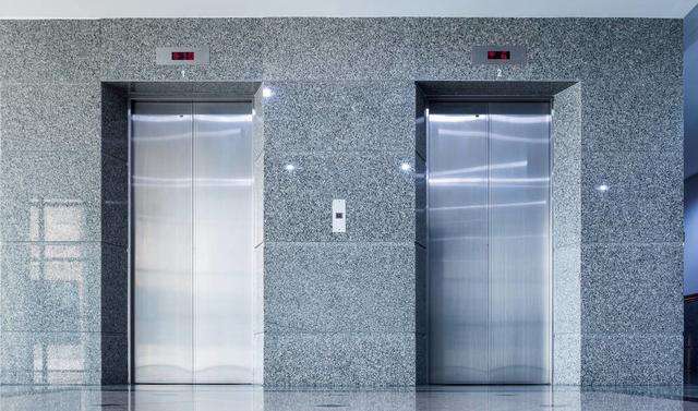 电梯房比楼梯房好高层住宅2部电梯停运业主住22楼也要爬楼梯