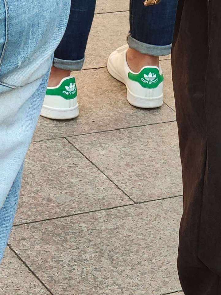 大学生穿假鞋很丢人吗?