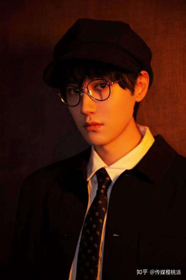 汪铎一身黑色西装搭配黑框眼镜帅气亮相,时尚又艺术.映