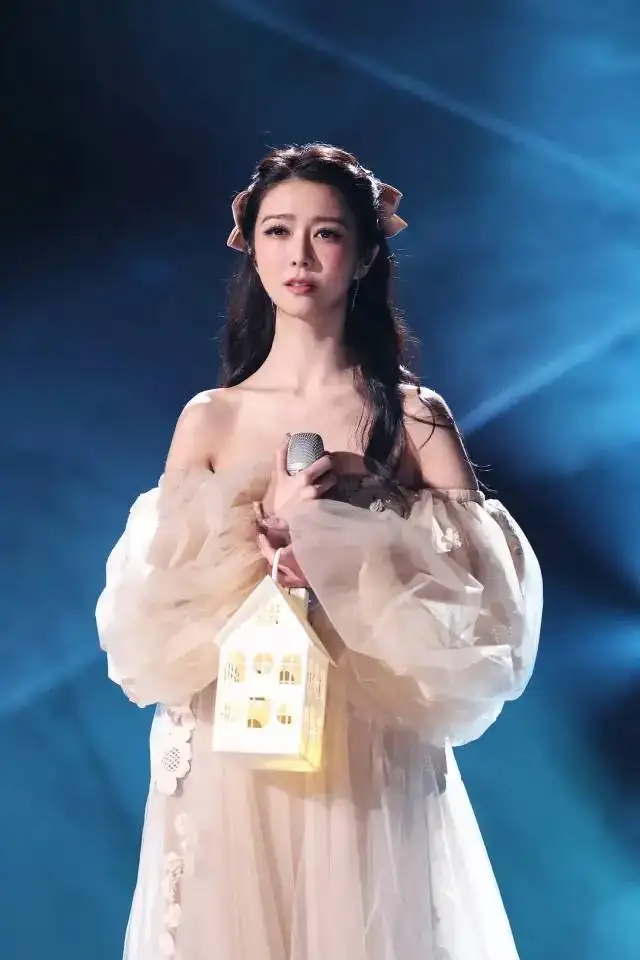 《乘风破浪》第三季开播：谢娜主持终于拿手卡了，有被王心凌甜到(2021乘风破浪第三季播出时间)