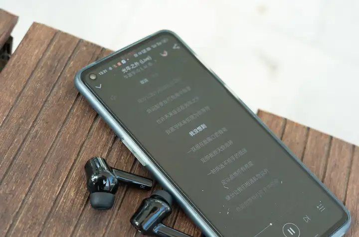 炫酷RGB灯效、电竞级体验，雷蛇战锤狂鲨真无线二代游戏耳机评测