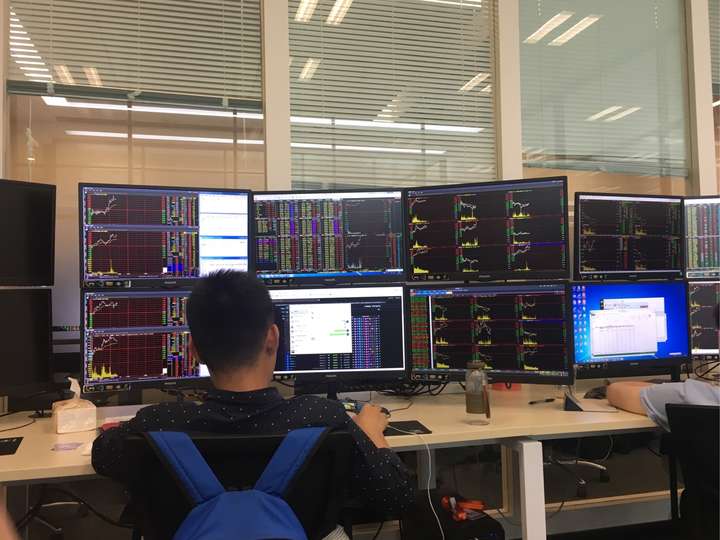 为什么基金经理和股票交易员等金融从业者工作时需要同时使用数个电脑
