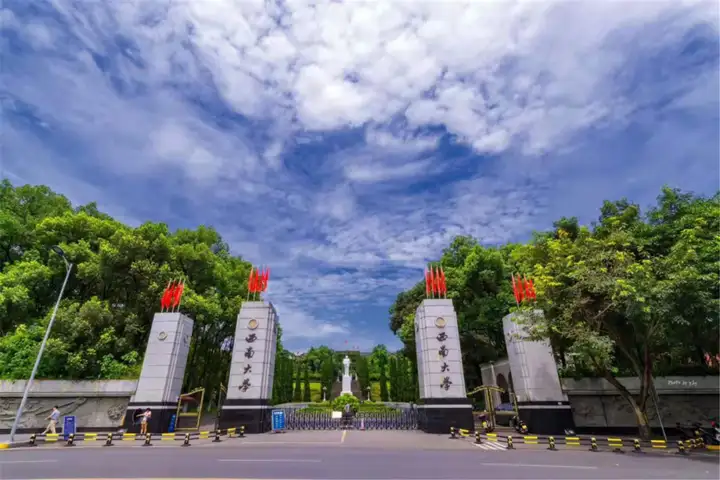重庆一周大事件：五一期间地铁延迟收班，洪崖洞封桥封路上热搜