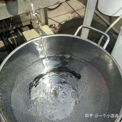 將要丟棄的酒糟以及食用酒精為原料去生產液態法白酒的串蒸法以及浸蒸