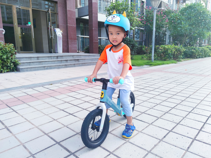 解放父母双手,2-7岁小朋友的运动伴侣,柒小佰儿童减震滑步车