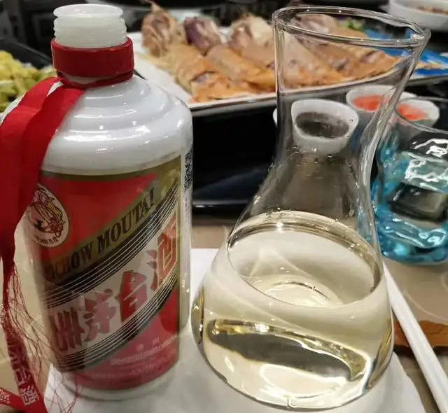 昆明回收烟酒茅台酒五粮液,茅台酒为什么会变黄_昆明市鉴真老酒回收