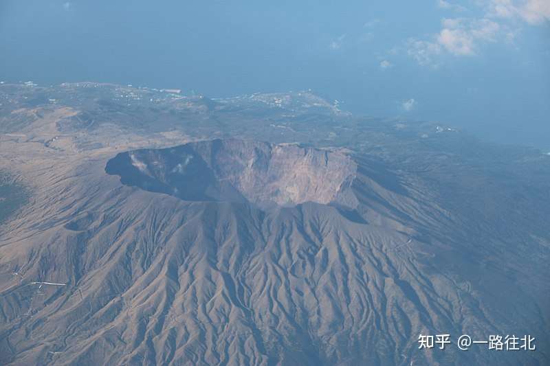 地震前兆 日本三宅岛海滩突现大量死鱼 茨城小河沟鱼群聚集 知乎