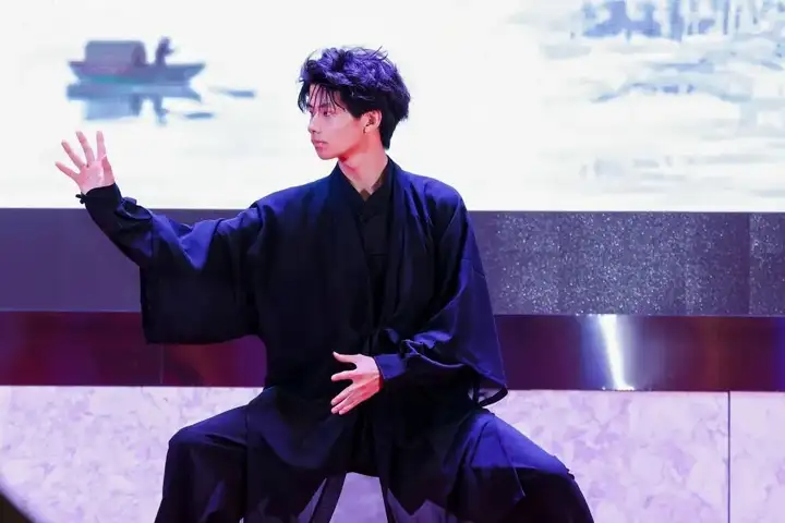 刀舞寒光追綺夢(mèng) 拳開(kāi)壯志啟鵬程 | 我校學(xué)子參加浙江開(kāi)放大學(xué)學(xué)位授予儀式演出！(圖5)