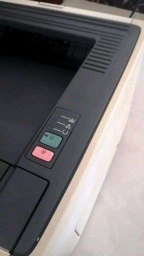 惠普1320打印机通电后第一个灯一直闪是什么原因有硒鼓有粉