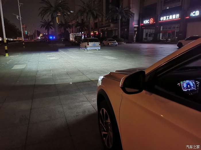 夜晚的奕炫gs帅气十足风景也是格外漂亮