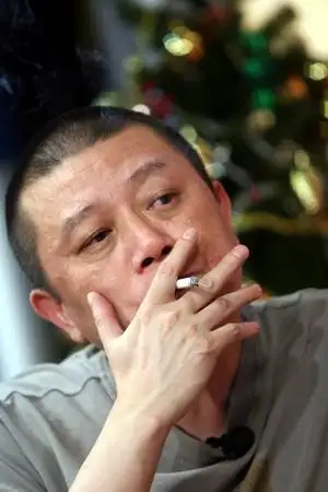 节目当中,王朔:能抽烟吗?大鹏:没有先例.王朔:那我就破个例吧.