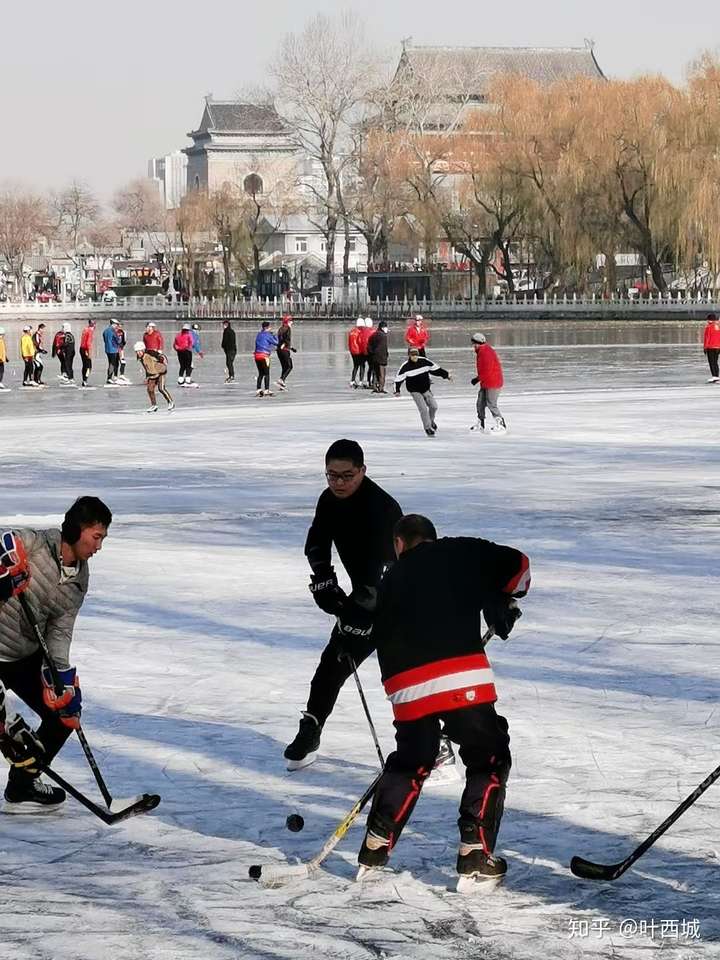 如何看待北京什刹海景区游客和市民翻护栏上冰面滑冰