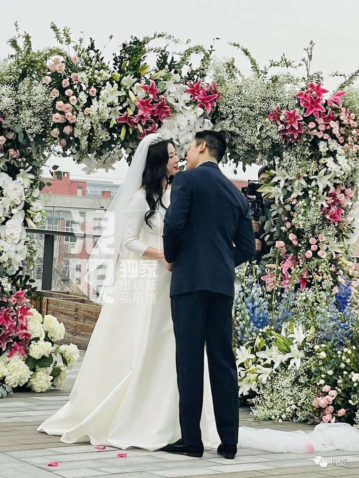 新娘子是在《大秦赋》里给13岁的张鲁一当妈的朱珠.