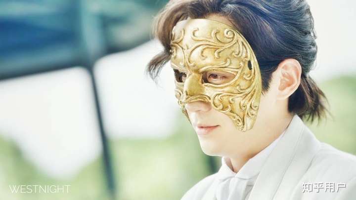 面面现代造型也好看,我当时特别特别想看到他把面具摘下来的样子,直到