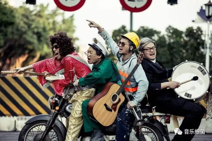 《等无此人》是由张三,张锡安作词作曲,台湾乐队组合张三李四演唱的一