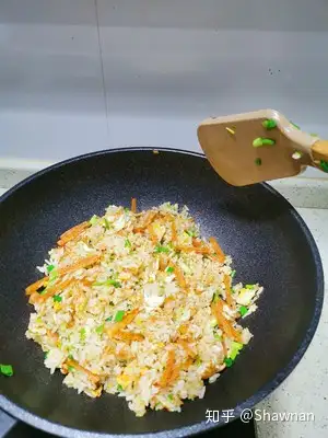 帮你找回大学回忆的卫龙炒饭