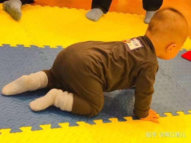 嫌宝宝在地上爬太脏爬行的四个好处家长可能还不了解