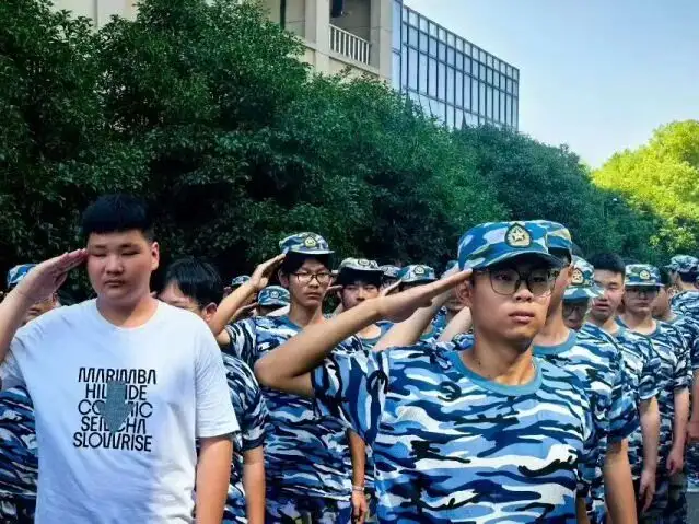 浙江省广播电视中等专业学校新能源汽车运用与维修2501班风采展！(图1)