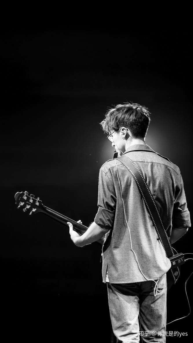 请问有哪些吉他弹得好的艺人?