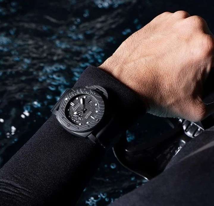 健身男人吸睛搭配鲨鱼线运动表