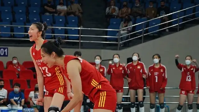 中国女排亚洲杯四连胜： 中国女排全员戴口罩出战 中国女排为何这么厉害？