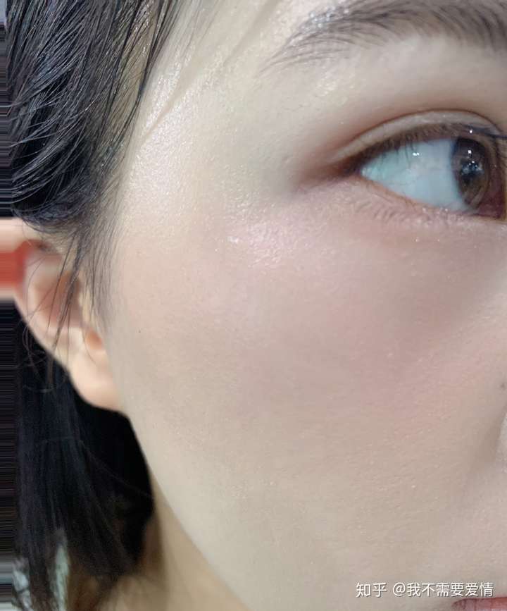 经常化完妆浮粉,卡粉,干性皮肤涂什么粉底液比较服帖自然呀?