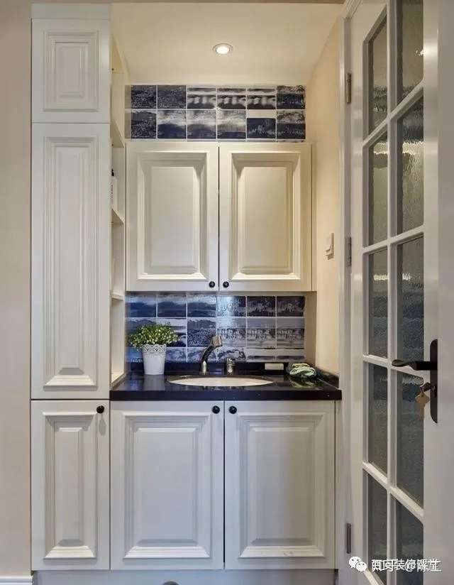 如何解决洗漱台镜面正对主卧室门的问题