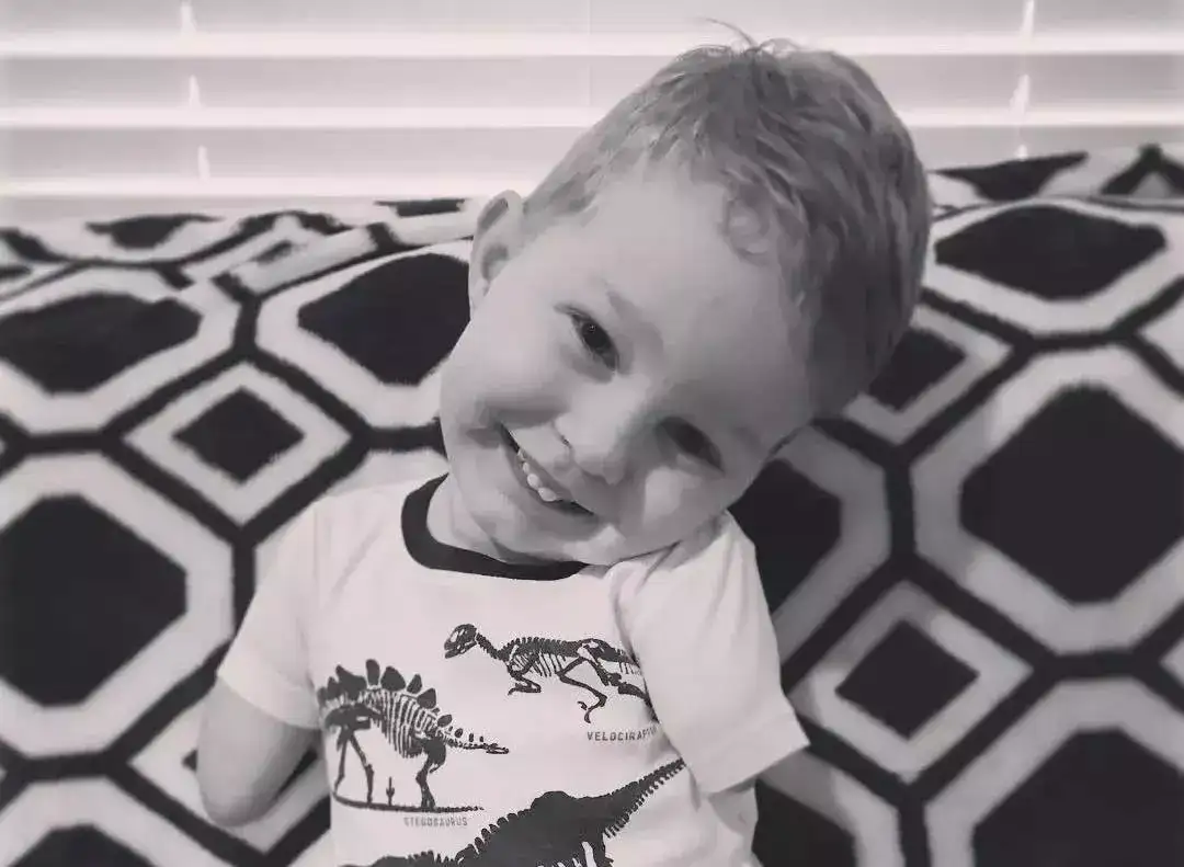 那个刷遍朋友圈的小男孩没手没脚 却让全世界看到他的笑 知乎